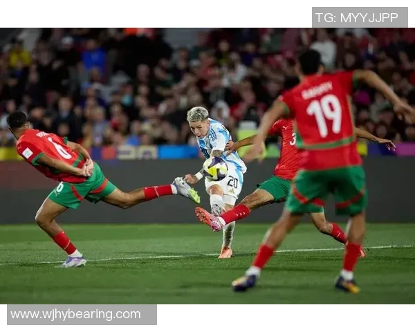 球员赛后把球鞋送给小球迷